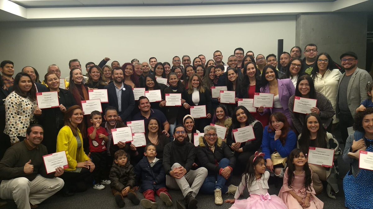 genvalsas's tweet photo. Beneficiarios del programa Migración Productiva celebran junto a sus familias recibir los diplomas, después de 6 meses de entrenamiento una vez más estamos orgullosos de este logro como equipo, gracias a la ⁦@camaracomerbog⁩ por el apoyo. https://t.co/NPfwYr2REc