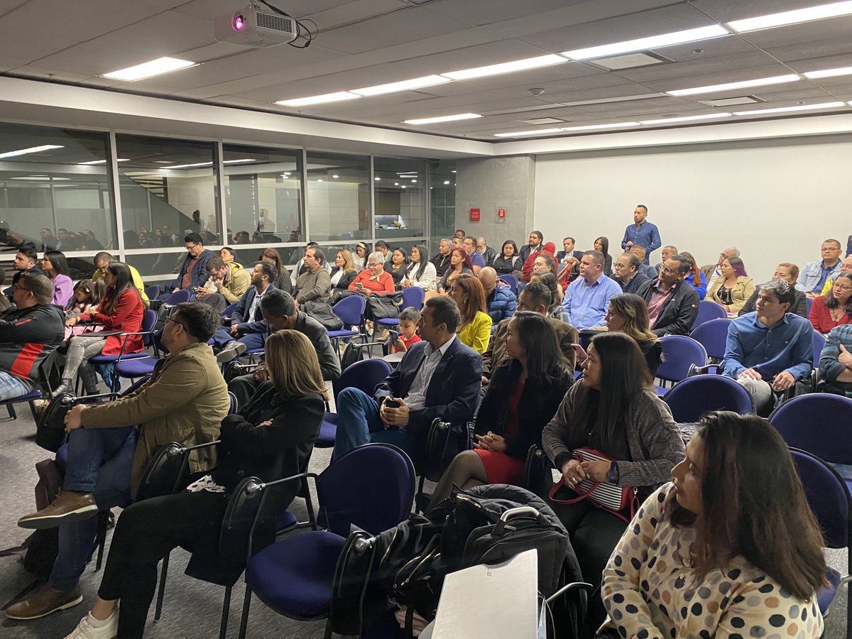 genvalsas's tweet photo. Beneficiarios del programa Migración Productiva celebran junto a sus familias recibir los diplomas, después de 6 meses de entrenamiento una vez más estamos orgullosos de este logro como equipo, gracias a la ⁦@camaracomerbog⁩ por el apoyo. https://t.co/NPfwYr2REc