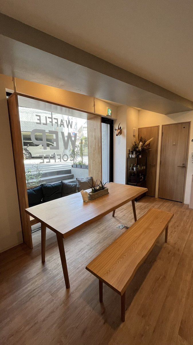 newworkfun's tweet photo. 今日はWEP wafflefactoryへ
PASS有WiFi、大テーブル席の下にタコ足あり
2月オープンのコーヒースタンド
最寄り駅は渋谷？駒場東大前が一番近い？
朝8時半からやっているので朝活にも
店内コンパクトで席数少ないのでサクッと作業にオススメ
焼き立てワッフルも美味しい
#朝活 #カフェ巡り #作業カフェ https://t.co/WjC0CZzj5I