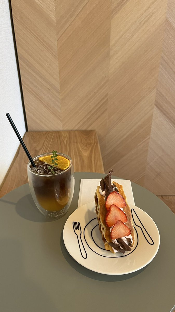 newworkfun's tweet photo. 今日はWEP wafflefactoryへ
PASS有WiFi、大テーブル席の下にタコ足あり
2月オープンのコーヒースタンド
最寄り駅は渋谷？駒場東大前が一番近い？
朝8時半からやっているので朝活にも
店内コンパクトで席数少ないのでサクッと作業にオススメ
焼き立てワッフルも美味しい
#朝活 #カフェ巡り #作業カフェ https://t.co/WjC0CZzj5I