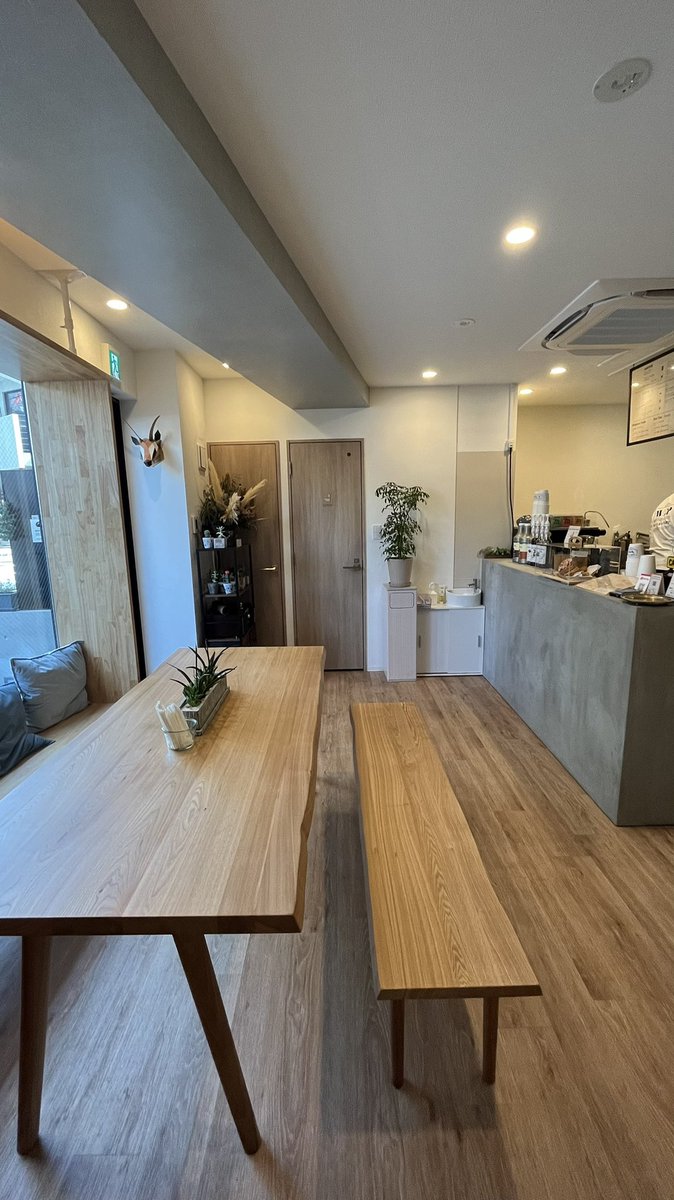 newworkfun's tweet photo. 今日はWEP wafflefactoryへ
PASS有WiFi、大テーブル席の下にタコ足あり
2月オープンのコーヒースタンド
最寄り駅は渋谷？駒場東大前が一番近い？
朝8時半からやっているので朝活にも
店内コンパクトで席数少ないのでサクッと作業にオススメ
焼き立てワッフルも美味しい
#朝活 #カフェ巡り #作業カフェ https://t.co/WjC0CZzj5I
