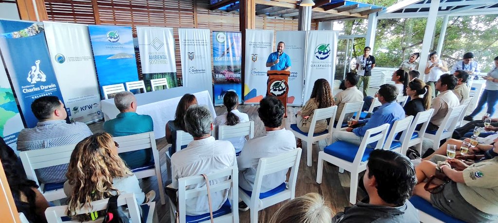 ABG_galapagos's tweet image. Nuestro sistema de inspección es dinámico y se fortalece con la suscripción del convenio firmado con @EcuadorFias #FEIG y  @CGGalapagos. Junto al ministro @ja_davalos y nuestra directora ejecutiva, @mcruz_6, trabajamos para prevenir el ingreso de especies exógenas a #Galápagos.