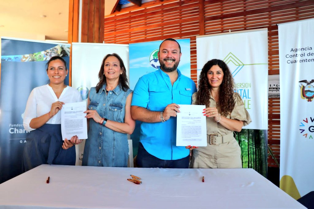 ABG_galapagos's tweet image. Nuestro sistema de inspección es dinámico y se fortalece con la suscripción del convenio firmado con @EcuadorFias #FEIG y  @CGGalapagos. Junto al ministro @ja_davalos y nuestra directora ejecutiva, @mcruz_6, trabajamos para prevenir el ingreso de especies exógenas a #Galápagos.