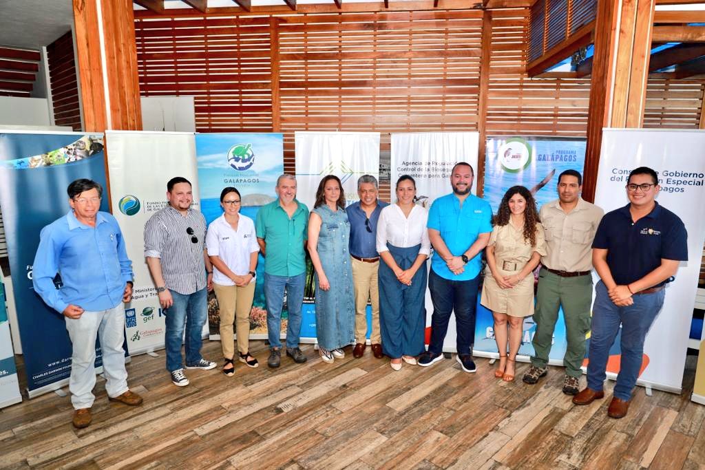 ABG_galapagos's tweet image. Nuestro sistema de inspección es dinámico y se fortalece con la suscripción del convenio firmado con @EcuadorFias #FEIG y  @CGGalapagos. Junto al ministro @ja_davalos y nuestra directora ejecutiva, @mcruz_6, trabajamos para prevenir el ingreso de especies exógenas a #Galápagos.