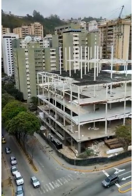 infopublicave's tweet photo. 📢 Vecinos de El Cigarral, en El Hatillo, protestaron contra el alcalde Elías Sayeg, por haber otorgado permisos para la construcción de un Traki que afectaría a la urbanización. https://t.co/WtpJ2K69LQ