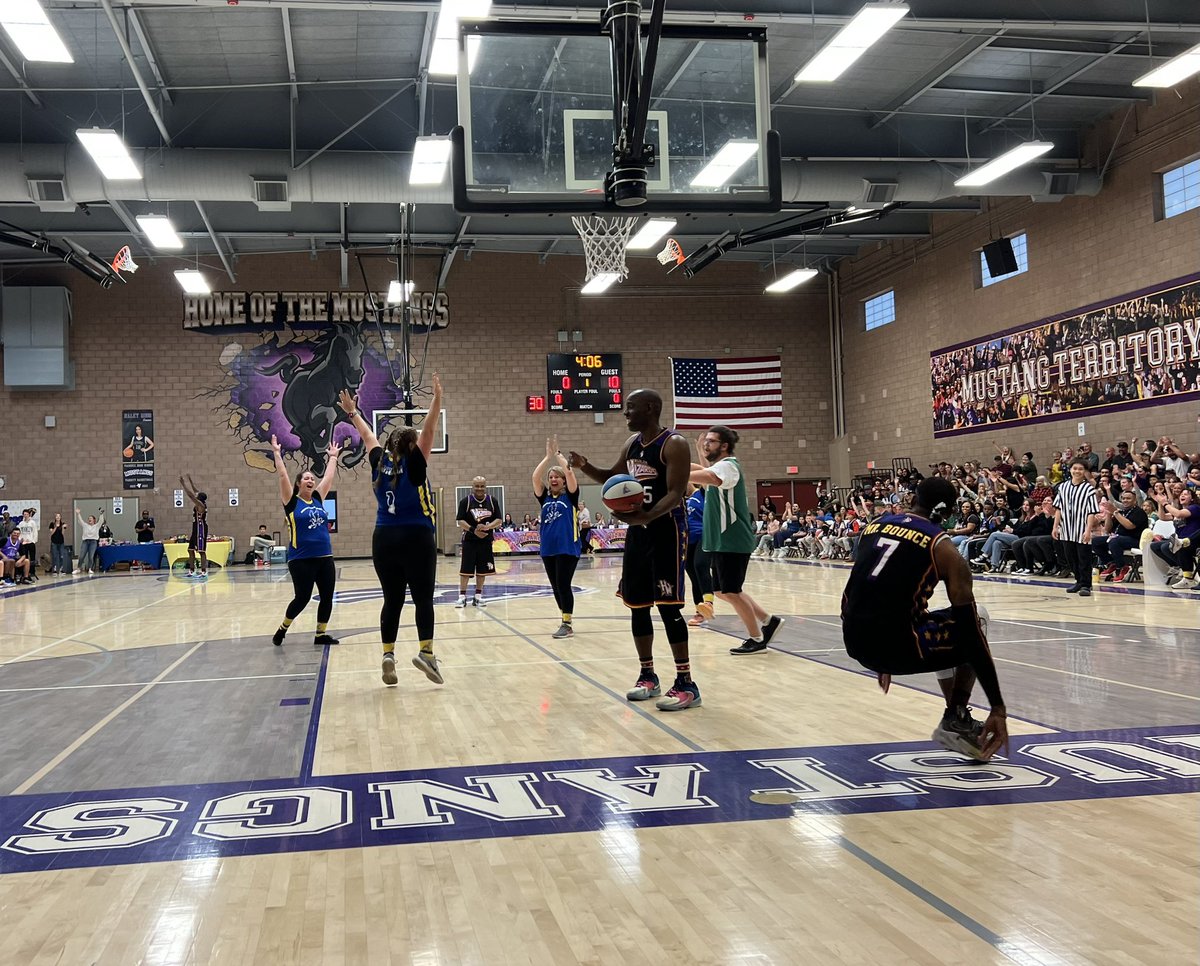 AlexaLepp's tweet photo. Having a blast watching the @HarlemWizards playing our Meadowhawk Mustangs! The fun is just getting started! #HarlemWizards @AADUSDSchools @Meadowlark_aad @Highdesert_aad @Vasquez_aad https://t.co/ZwSYQFHhMe