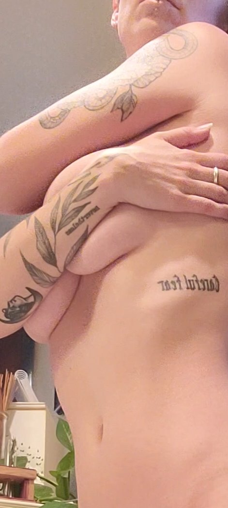 Sinfulartits's tweet photo. Losing my housing yall, pls share and sub if you wanna see me be slutty all summer.  https://t.co/VSRUIqjJGp https://t.co/00y6M3oRgY