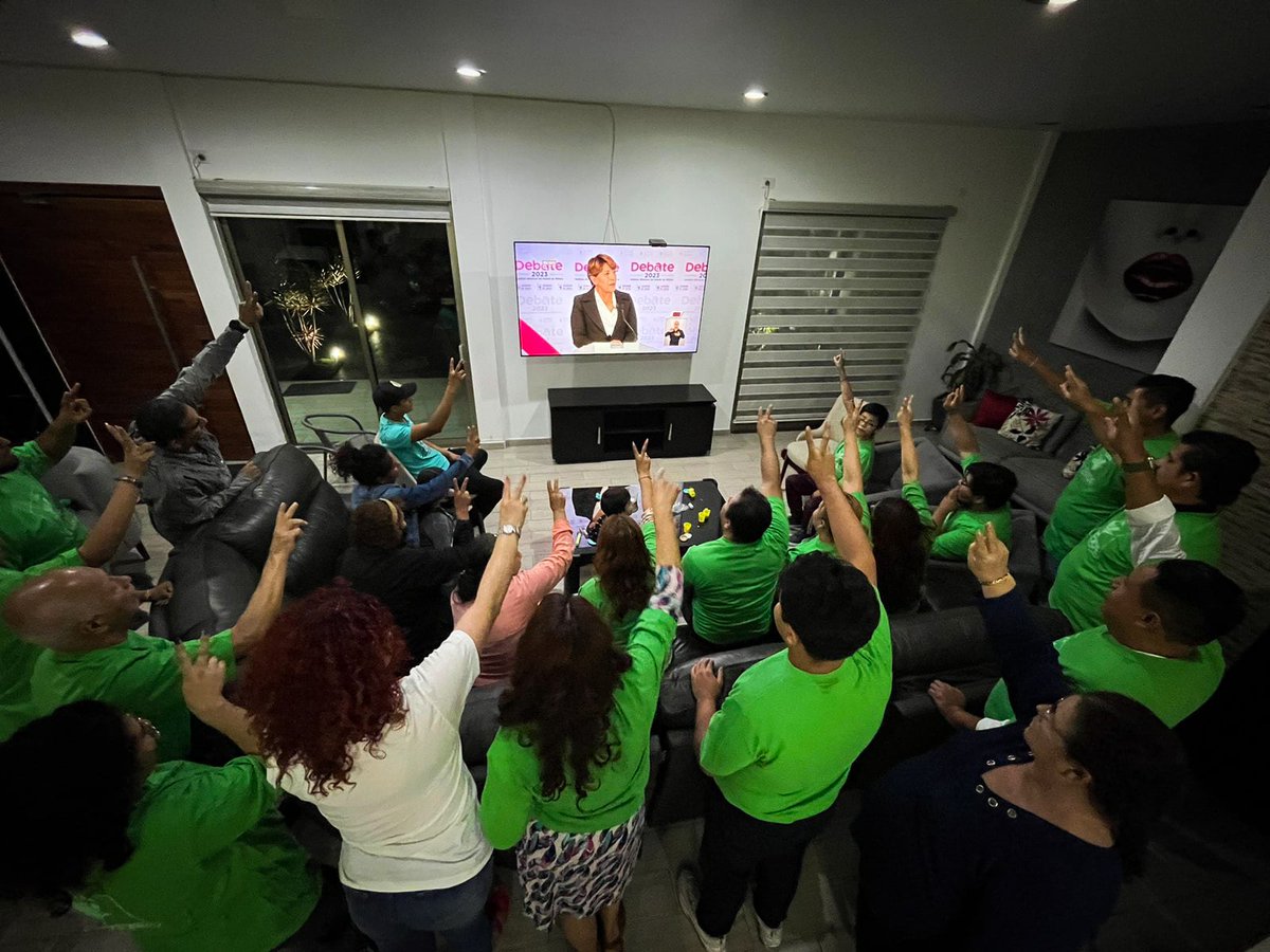 LemusMore's tweet photo. La familia #Verde, presente en esta #BatallaMaestra.

#DelfinaGobernadora #DebateEdoMex #PonteVerde @pepecouttolenc @delfinagomeza https://t.co/YkmcvKrhpE