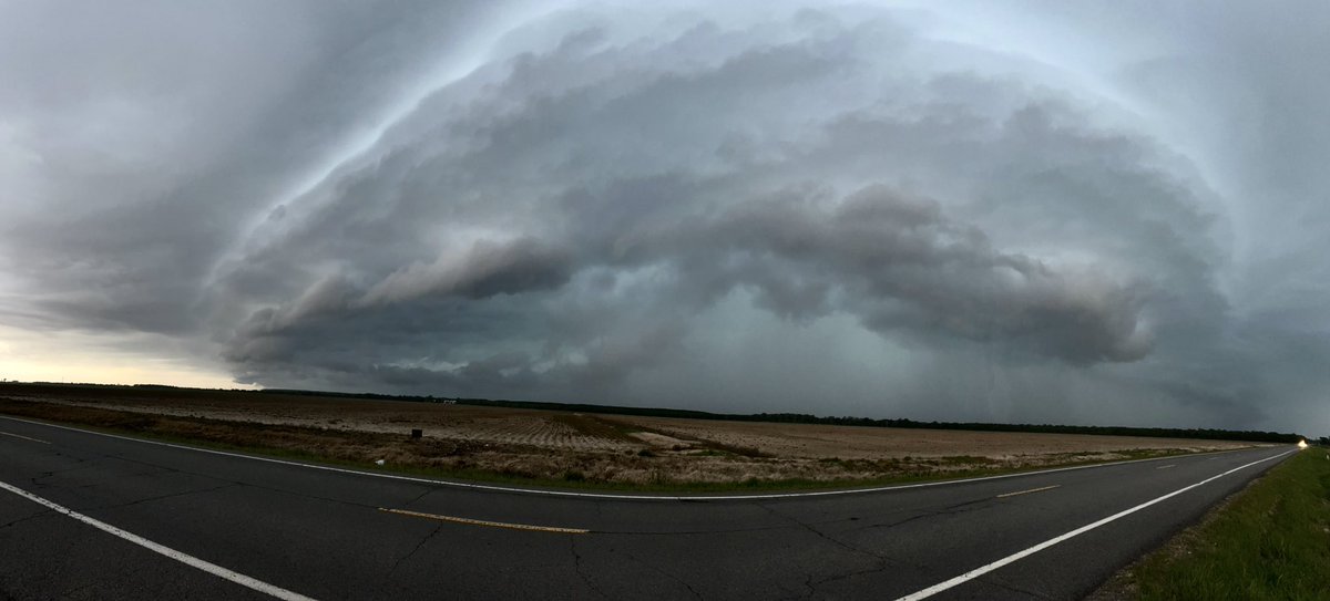 Absolutely amazing shots as the unwarned thunderstorm pushed through! Great shot of the shelf cloud structure with this storm! 

Located was on Hwy 15 between Kerr and Keo #arwx  @KATVToddYak @KATVJames <a href="/WxZachary/">Zachary Hall</a>