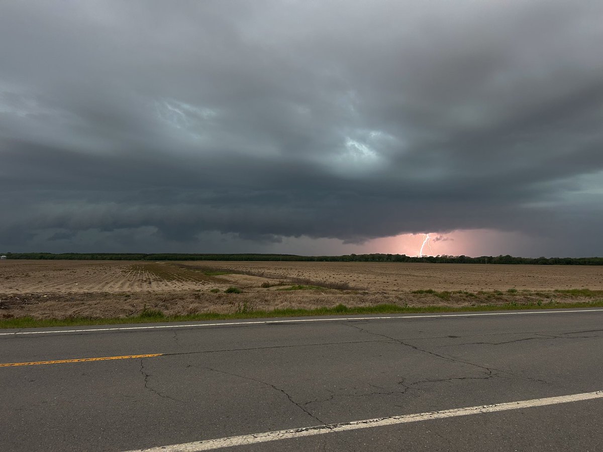 Codyholmes_11's tweet photo. Absolutely amazing shots as the unwarned thunderstorm pushed through! Great shot of the shelf cloud structure with this storm! 

Located was on Hwy 15 between Kerr and Keo #arwx  @KATVToddYak @KATVJames @WxZachary https://t.co/LJknRFCoGY