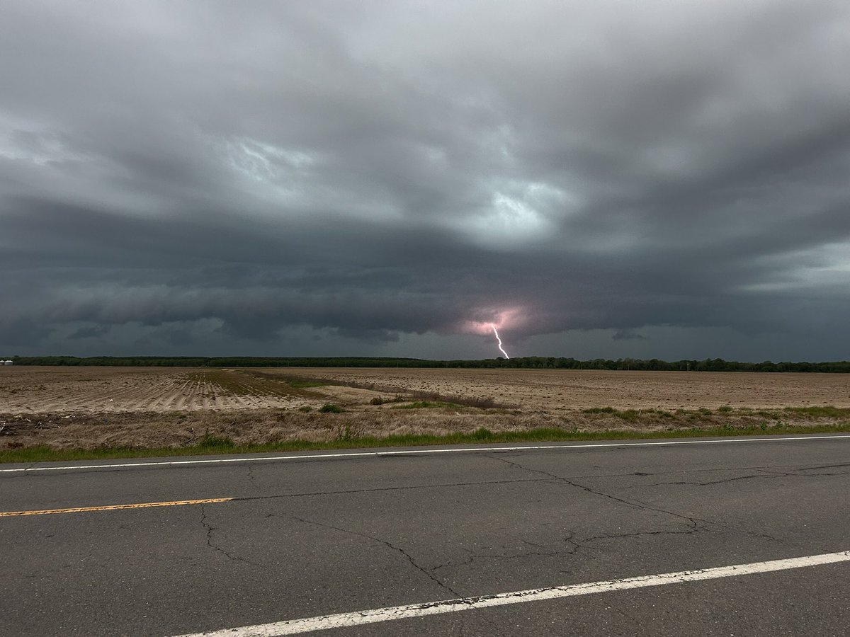 Codyholmes_11's tweet photo. Absolutely amazing shots as the unwarned thunderstorm pushed through! Great shot of the shelf cloud structure with this storm! 

Located was on Hwy 15 between Kerr and Keo #arwx  @KATVToddYak @KATVJames @WxZachary https://t.co/LJknRFCoGY