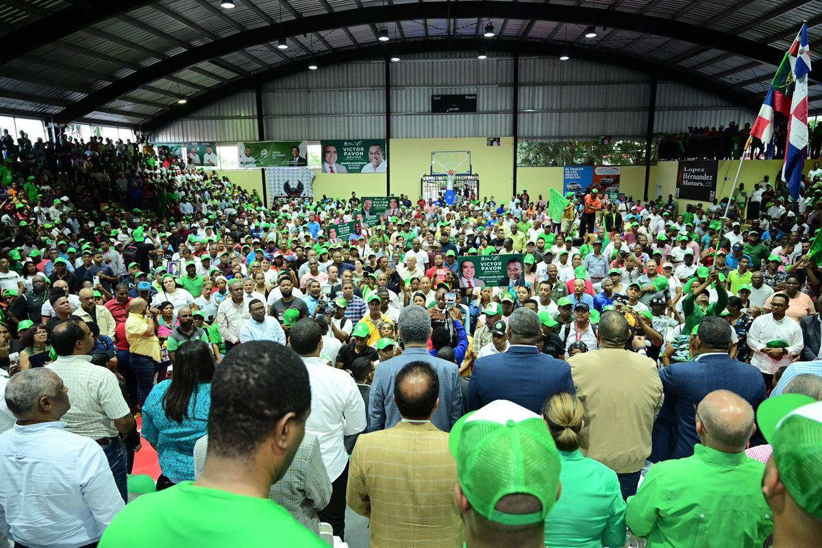 LeonelFernandez's tweet photo. Extraordinaria juramentación de decenas de dirigentes políticos de otras organizaciones, así como cientos de nuevos integrantes que se suman a la #FuerzaDelPueblo, en el municipio Santo Domingo Norte.
¡Bienvenidos!

#RumboADosMillones 

#SeguimosCreciendo https://t.co/TBWPuFKtW4