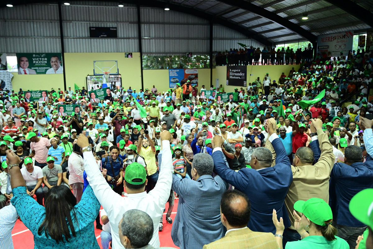 LeonelFernandez's tweet photo. Extraordinaria juramentación de decenas de dirigentes políticos de otras organizaciones, así como cientos de nuevos integrantes que se suman a la #FuerzaDelPueblo, en el municipio Santo Domingo Norte.
¡Bienvenidos!

#RumboADosMillones 

#SeguimosCreciendo https://t.co/TBWPuFKtW4