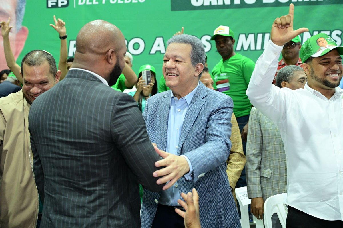 LeonelFernandez's tweet photo. Extraordinaria juramentación de decenas de dirigentes políticos de otras organizaciones, así como cientos de nuevos integrantes que se suman a la #FuerzaDelPueblo, en el municipio Santo Domingo Norte.
¡Bienvenidos!

#RumboADosMillones 

#SeguimosCreciendo https://t.co/TBWPuFKtW4