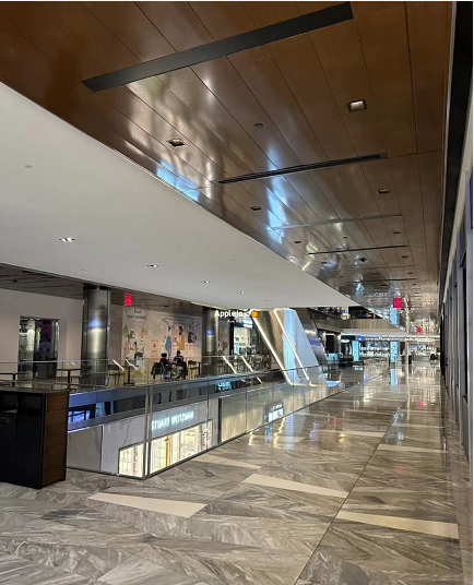 Mr_B_P_'s tweet photo. Manhattan, New York, walked home through the mall last night and stopped at Uniqlo to pick up some groceries before heading home https://t.co/aJiftyjJya
