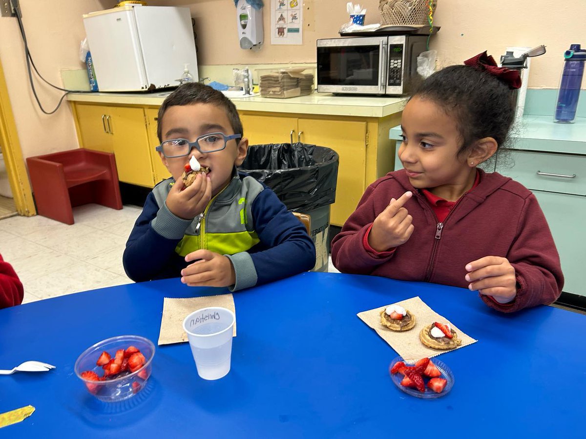 mdcps_prekese's tweet photo. Tasty Tuesday in Ms. Kramer’s Inclusion class! 🍓😋 #ecw #learningthroughplayeveryday @OfficeofESE @EvergladesK8 @MDCPS_OECP https://t.co/vFNw45tjGn