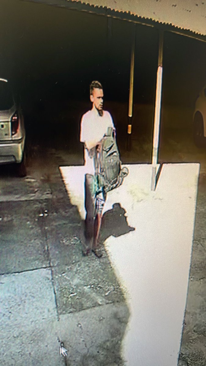pattyvazmelo's tweet photo. VAMOS DEIXAR O LADRAOZINHO FAMOSO

Hj esse ESTRUM3 ENTROU NO MEU PREDIO BAIRRO GUTIERREZ + JA ESTA CONHECIDO NOS BAIRROS BARROCA E GRAJAU

Meu carro é o prata ele tentou abrir mas n conseguiu 
Mas roubou o carro da minha vizinha 
Isso ocorreu às 14 hrs .

DE RT P ELE FICAR FAMOSO https://t.co/dxTdlYm8Cg