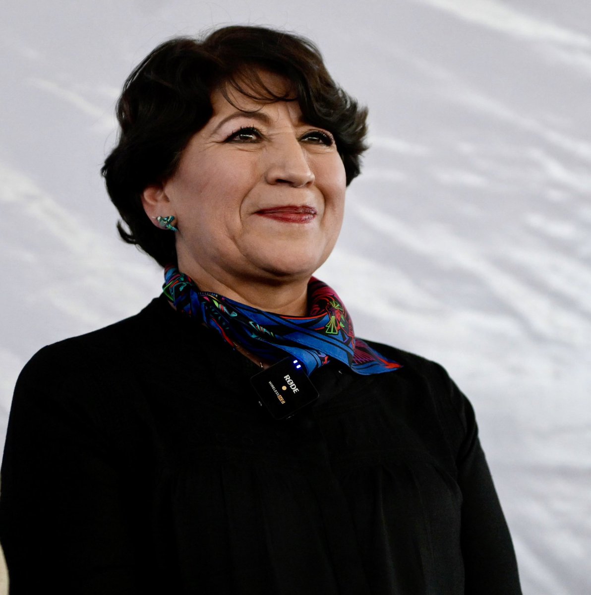 Jualicra's tweet photo. Alejandra del Moral tiesa, grosera, vacía, agresiva. Delfina Gómez genuina, sencilla, cercana, tranquila. Se juegan dos proyectos. La batalla maestra. El humanismo mexicano vs. el cinismo del viejo régimen. Delfina una vez más se ganó nuestros corazones. #DelfinaGobernadora ♥️ https://t.co/B7NZ6tFWZH
