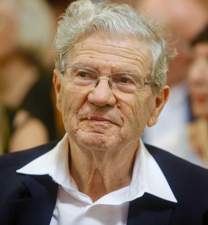 BaruchSharon1's tweet image. לתומכי הדיקטטורה יש מנהיג -הנאשם.
לתומכי הדמוקרטיה אין מנהיג, יש לנו את
עצמנו.
לתומכי הדיקטטורה קשה להתמודד מול צד נטול מנהיג, כי אין במי למקד את השנאה, הרעל וההסתה.
לכן הם ״ממציאים״ לנו מנהיגים אליהם ימקדו את השנאה ואותם הם ישמיצו -פעם זה לפיד, פעם זה אהוד ברק, ועכשיו אהרון ברק.