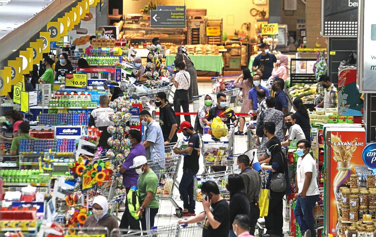 AimanIrfan55's tweet photo. Malaysians are still traumatized by the surprise raya last year and are afraid of insufficient food supplies during Eid.  Panic buying occurs.

#MC1102A2023 #COM201 #RayaAidilfitri2023 #COM2012A2023 https://t.co/vgll8TNNax