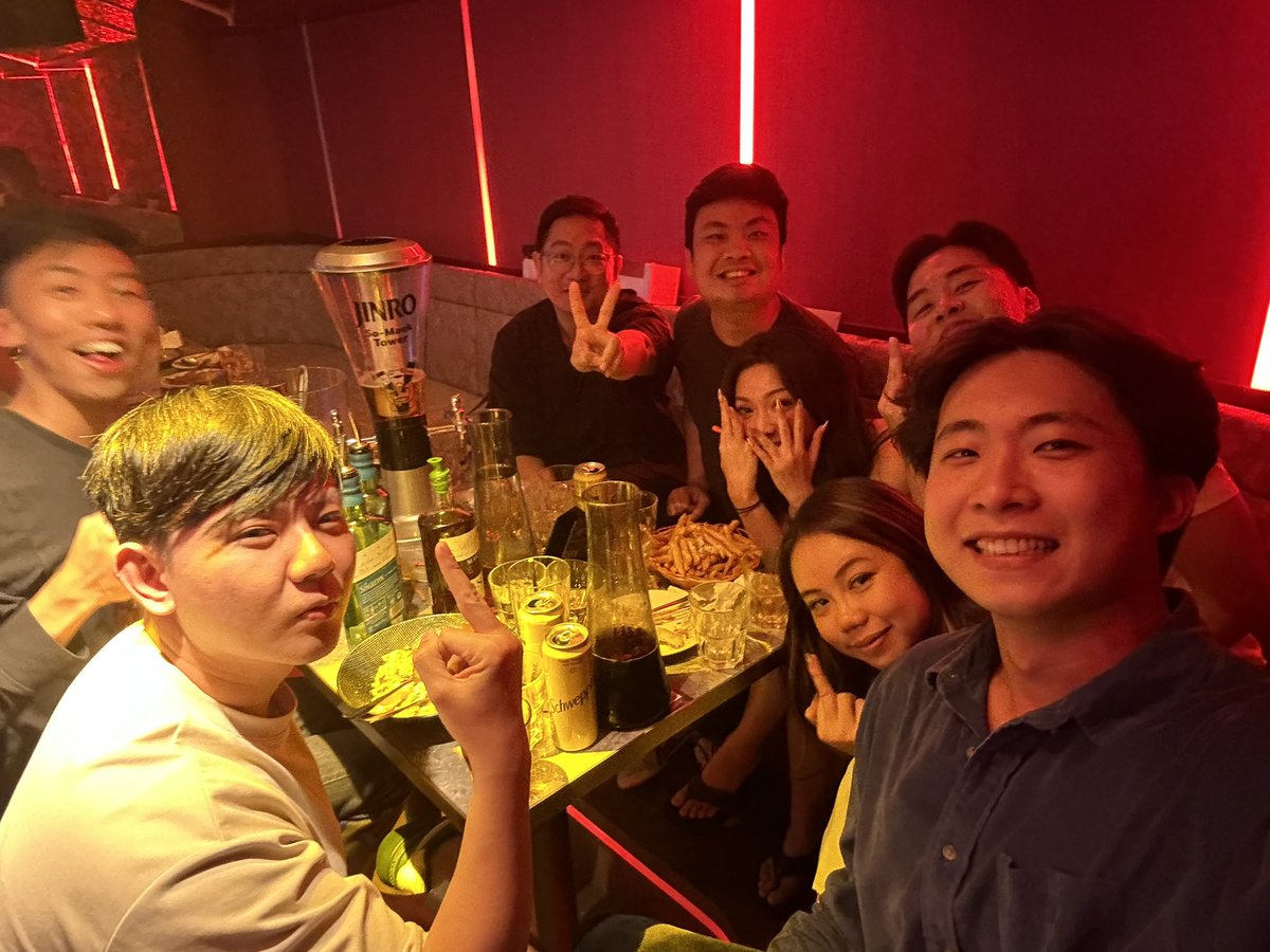 alvinologist's tweet photo. Degen night with the @arcthecommunity team. Thanks for everything @KENX3495 @_andrewxchan @ellisliu9 @clifftjl @nickooj @Evilbeanx88 https://t.co/Sh5xNSo6OT