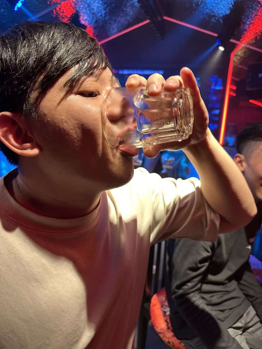 alvinologist's tweet photo. Degen night with the @arcthecommunity team. Thanks for everything @KENX3495 @_andrewxchan @ellisliu9 @clifftjl @nickooj @Evilbeanx88 https://t.co/Sh5xNSo6OT