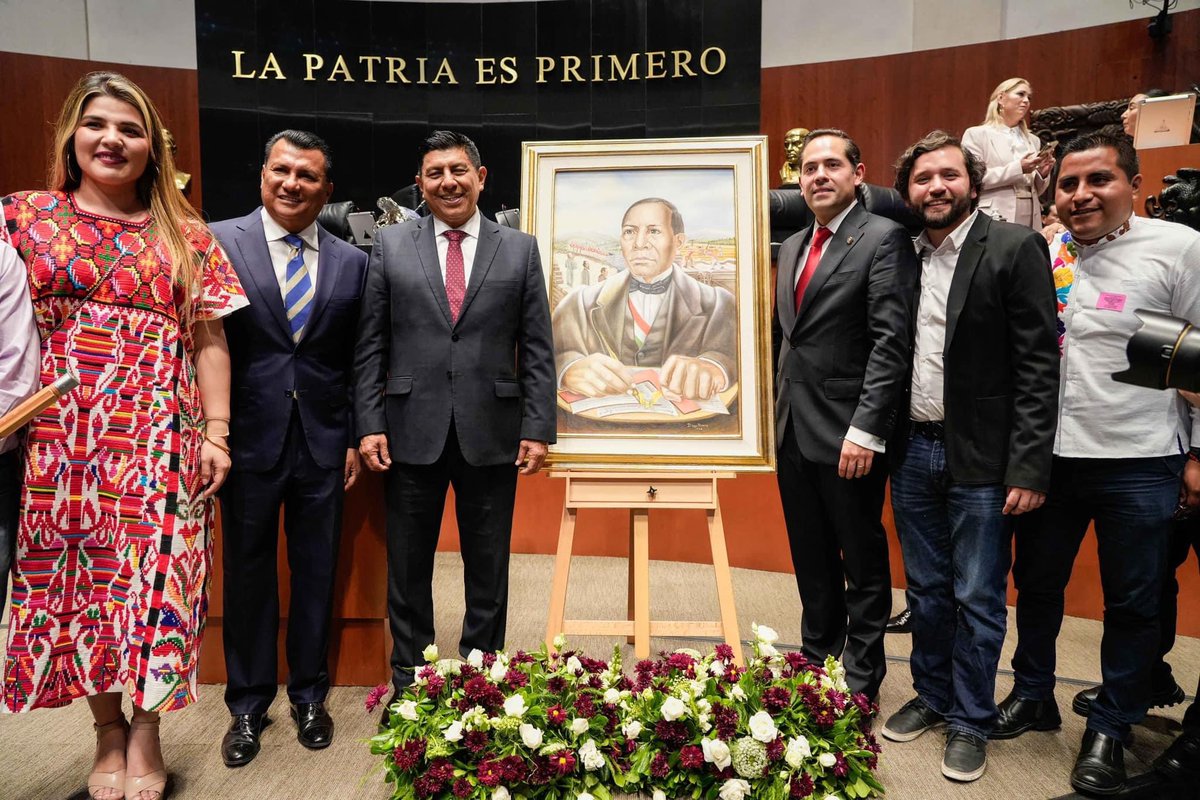fusion_politica's tweet photo. Este día en un hecho histórico la legisladora oaxaqueña @SoyGabyPerezMx asistió a la Sesión Solemne del @senadomexicano, para ser testigo de la develación del nombre de #BenitoJuárez inscrito en el muro de honor del recinto parlamentario.

#BeneméritoDeLasAméricas 
#Oaxaca https://t.co/KBWe6LO1yD