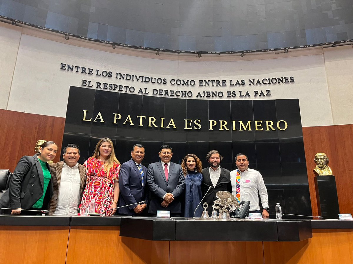 fusion_politica's tweet photo. Este día en un hecho histórico la legisladora oaxaqueña @SoyGabyPerezMx asistió a la Sesión Solemne del @senadomexicano, para ser testigo de la develación del nombre de #BenitoJuárez inscrito en el muro de honor del recinto parlamentario.

#BeneméritoDeLasAméricas 
#Oaxaca https://t.co/KBWe6LO1yD