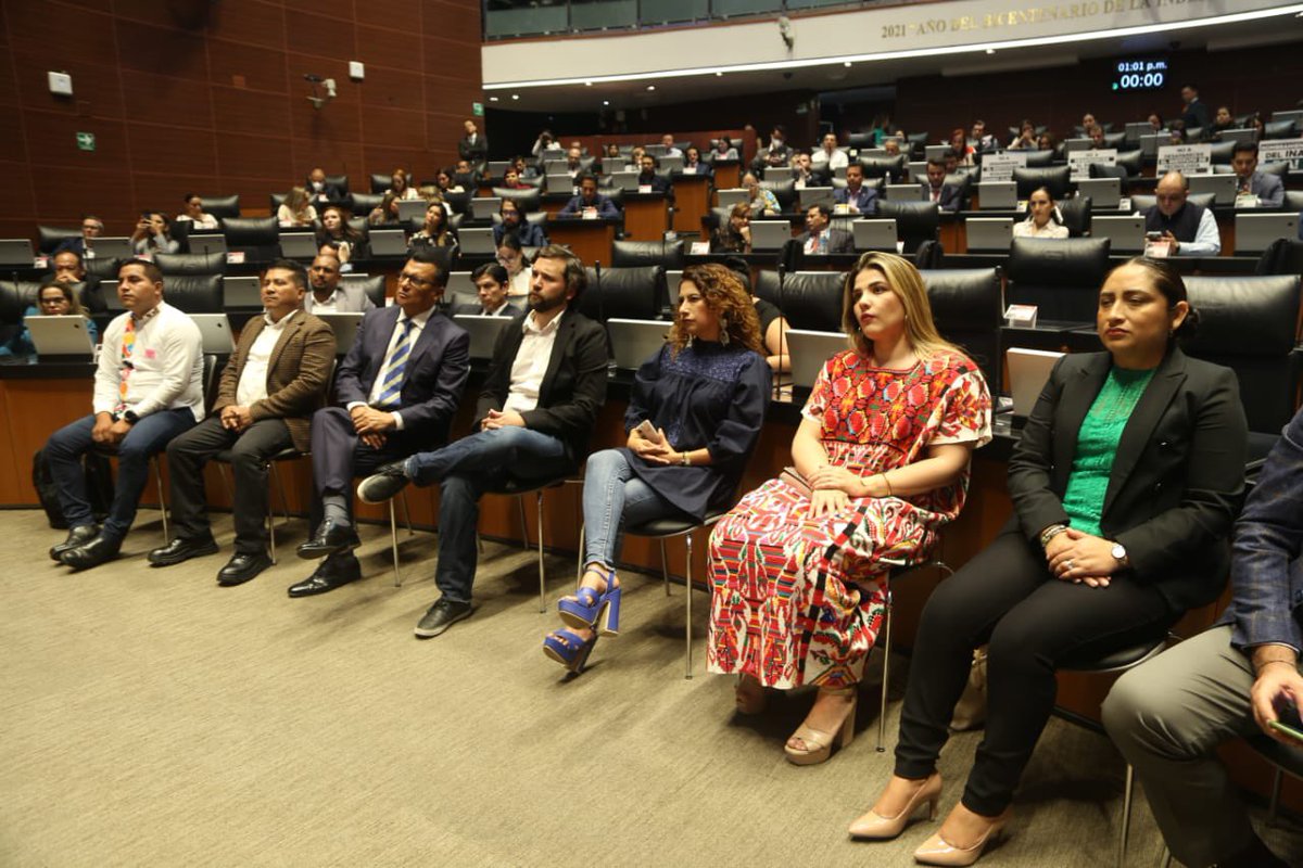 fusion_politica's tweet photo. Este día en un hecho histórico la legisladora oaxaqueña @SoyGabyPerezMx asistió a la Sesión Solemne del @senadomexicano, para ser testigo de la develación del nombre de #BenitoJuárez inscrito en el muro de honor del recinto parlamentario.

#BeneméritoDeLasAméricas 
#Oaxaca https://t.co/KBWe6LO1yD