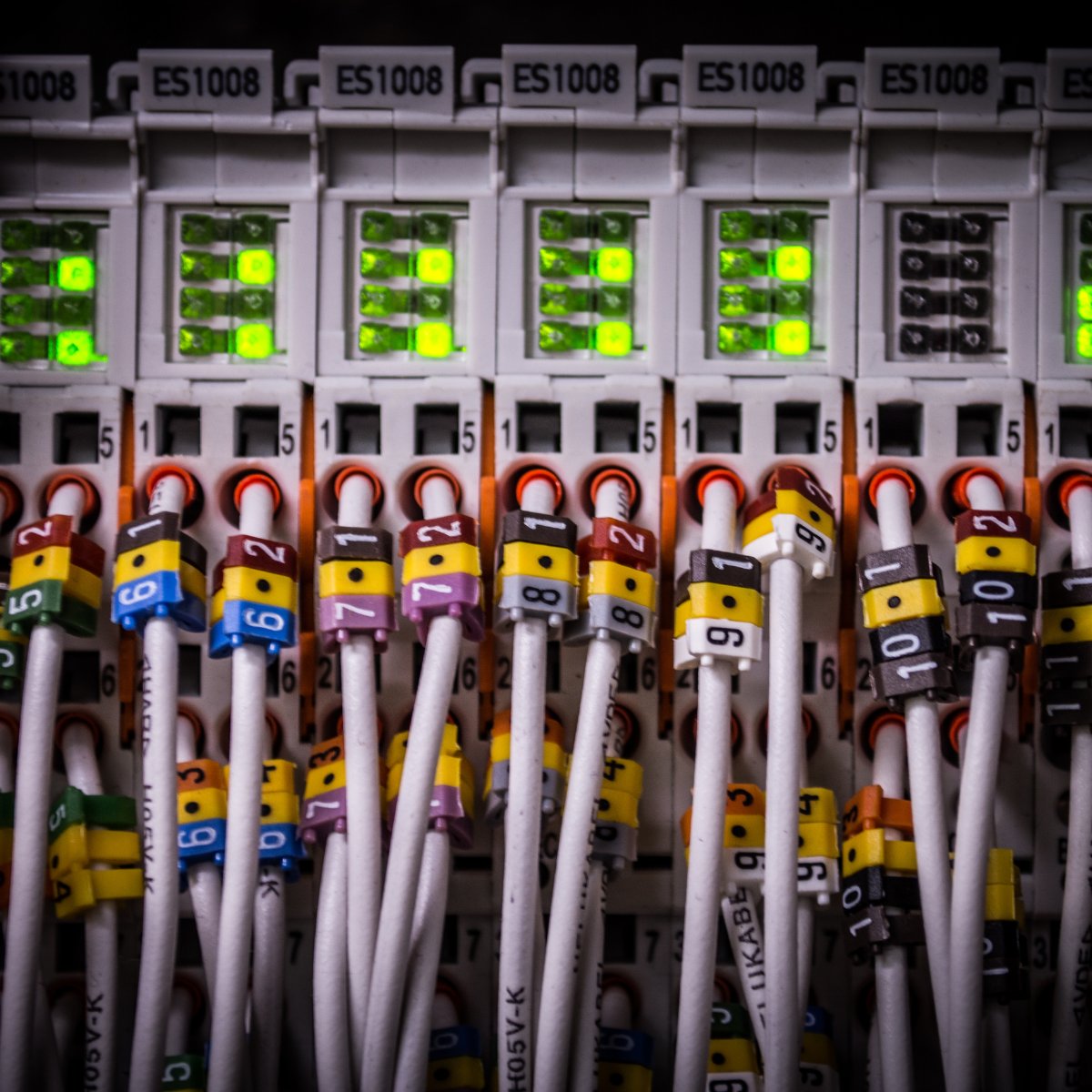 🏢⚡️ Elektrotechniker spielen eine Schlüsselrolle bei der Planung und Implementierung effizienter #Gebäudeautomationssysteme. Lassen Sie uns gemeinsam Energie sparen und die #Nachhaltigkeit fördern! 💡🌍💬 #Elektrotechnik #Energieeffizienz