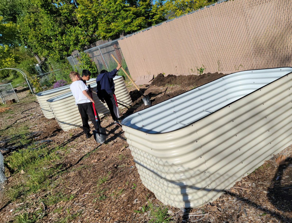 Garden Day! @nicolecareselp <a href="/SunTerraceSTEM/">Sun Terrace STEM School ☀</a> <a href="/ejamesrego/">Eric Rego</a>