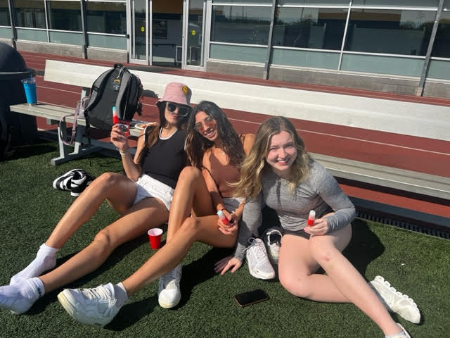UMBCAthletics's tweet photo. We were so happy to see all the fun our Dawgs had at the #RetrieverProject Mid-Semester Kick Back yesterday afternoon. Always great to relieve some stress on such a beautiful day! https://t.co/Q569E2GzeH