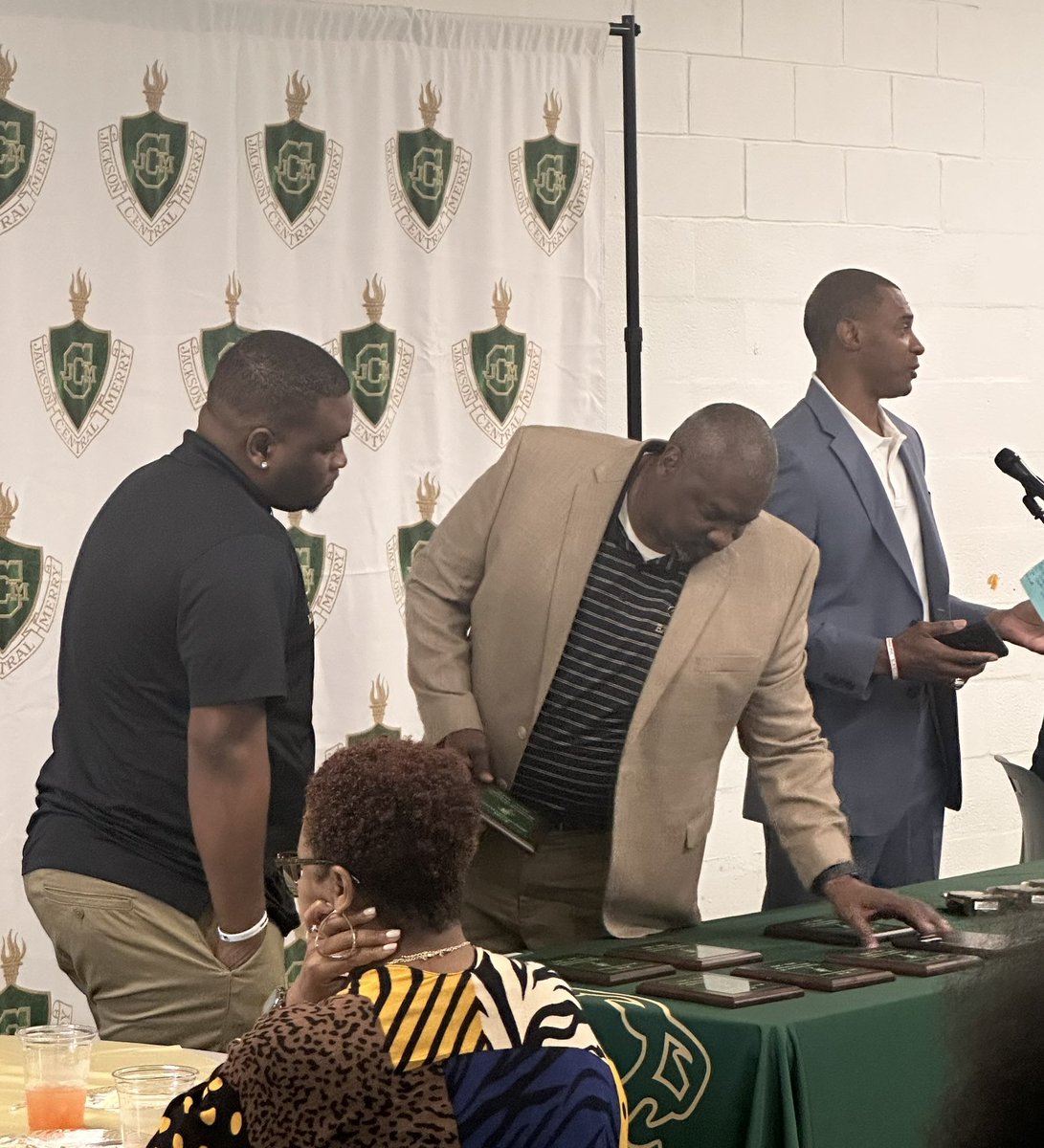JmcssA's tweet photo. The @JCMCougars Athletic Banquet recognized Boys Basketball 💚💛🏀
L-R: N. Beddinfield, D. Savage, K. Myles, B. Ballard, J. Herron @JCM_ECH #CougarPRIDE🔰🔰 #CougarNATION🟢🟡 https://t.co/t19zefDfxc