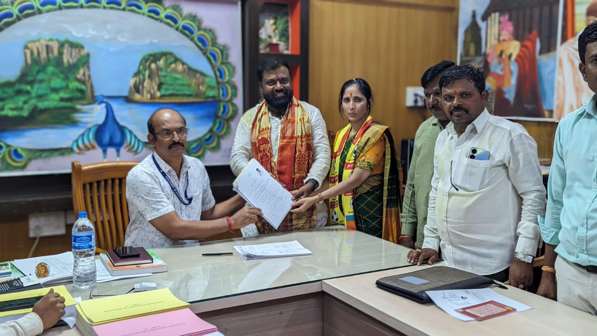 ksd_TeamSandur's tweet image. ಕೆ.ಆರ್.ಪಿ.ಪಿ ಪಕ್ಷದ ಅಭ್ಯರ್ಥಿ ಶ್ರೀ. ಕೆ ಎಸ್ ದಿವಾಕರ್ ಅಣ್ಣನವರು ಸಂಡೂರು ಕ್ಷೇತ್ರದಲ್ಲಿ ನಾಮಪತ್ರ ಸಲ್ಲಿಸಿದ ದಿನ 
#Galijanardhanreddy #krpp
#krppparty #Galiaruna