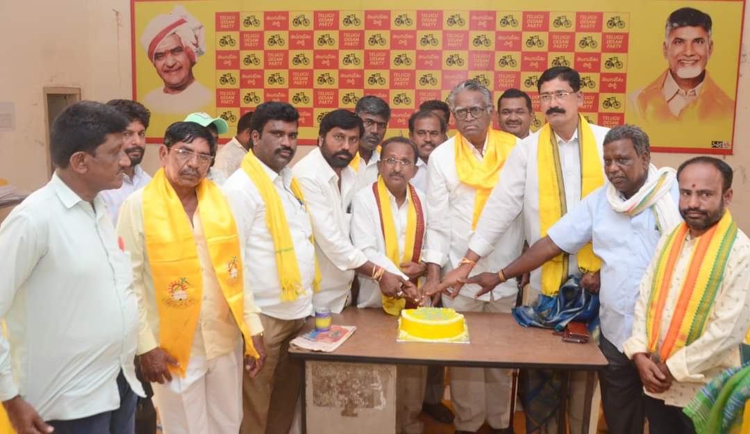 lvyaadhav's tweet photo. తెలుగుదేశం పార్టీ అధినేత జాతీయ అధ్యక్షులు,శ్రీ నారా చంద్రబాబు నాయుడు గారి జన్మదిన వేడుకలు నల్గొండ పార్లమెంట్ పార్టీ కార్యాలయంలో ఘనంగా  నిర్వహించారు. గురువారం నల్గొండ నియోజకవర్గ కో ఆర్డినేటర్ ఎల్.వి.యాదవ్ గారు కేక్ కట్ చేసి ఘనంగా జన్మదిన వేడుకలు నిర్వహించారు. #Tdptwitter https://t.co/tPiuGWMLod