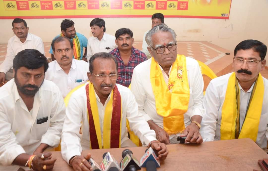 lvyaadhav's tweet photo. తెలుగుదేశం పార్టీ అధినేత జాతీయ అధ్యక్షులు,శ్రీ నారా చంద్రబాబు నాయుడు గారి జన్మదిన వేడుకలు నల్గొండ పార్లమెంట్ పార్టీ కార్యాలయంలో ఘనంగా  నిర్వహించారు. గురువారం నల్గొండ నియోజకవర్గ కో ఆర్డినేటర్ ఎల్.వి.యాదవ్ గారు కేక్ కట్ చేసి ఘనంగా జన్మదిన వేడుకలు నిర్వహించారు. #Tdptwitter https://t.co/tPiuGWMLod