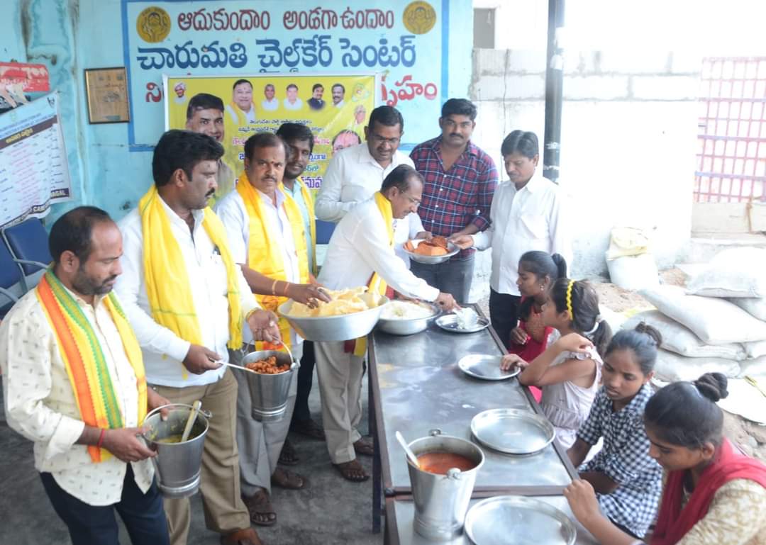 lvyaadhav's tweet photo. తెలుగుదేశం పార్టీ అధినేత జాతీయ అధ్యక్షులు,శ్రీ నారా చంద్రబాబు నాయుడు గారి జన్మదిన వేడుకలు నల్గొండ పార్లమెంట్ పార్టీ కార్యాలయంలో ఘనంగా  నిర్వహించారు. గురువారం నల్గొండ నియోజకవర్గ కో ఆర్డినేటర్ ఎల్.వి.యాదవ్ గారు కేక్ కట్ చేసి ఘనంగా జన్మదిన వేడుకలు నిర్వహించారు. #Tdptwitter https://t.co/tPiuGWMLod