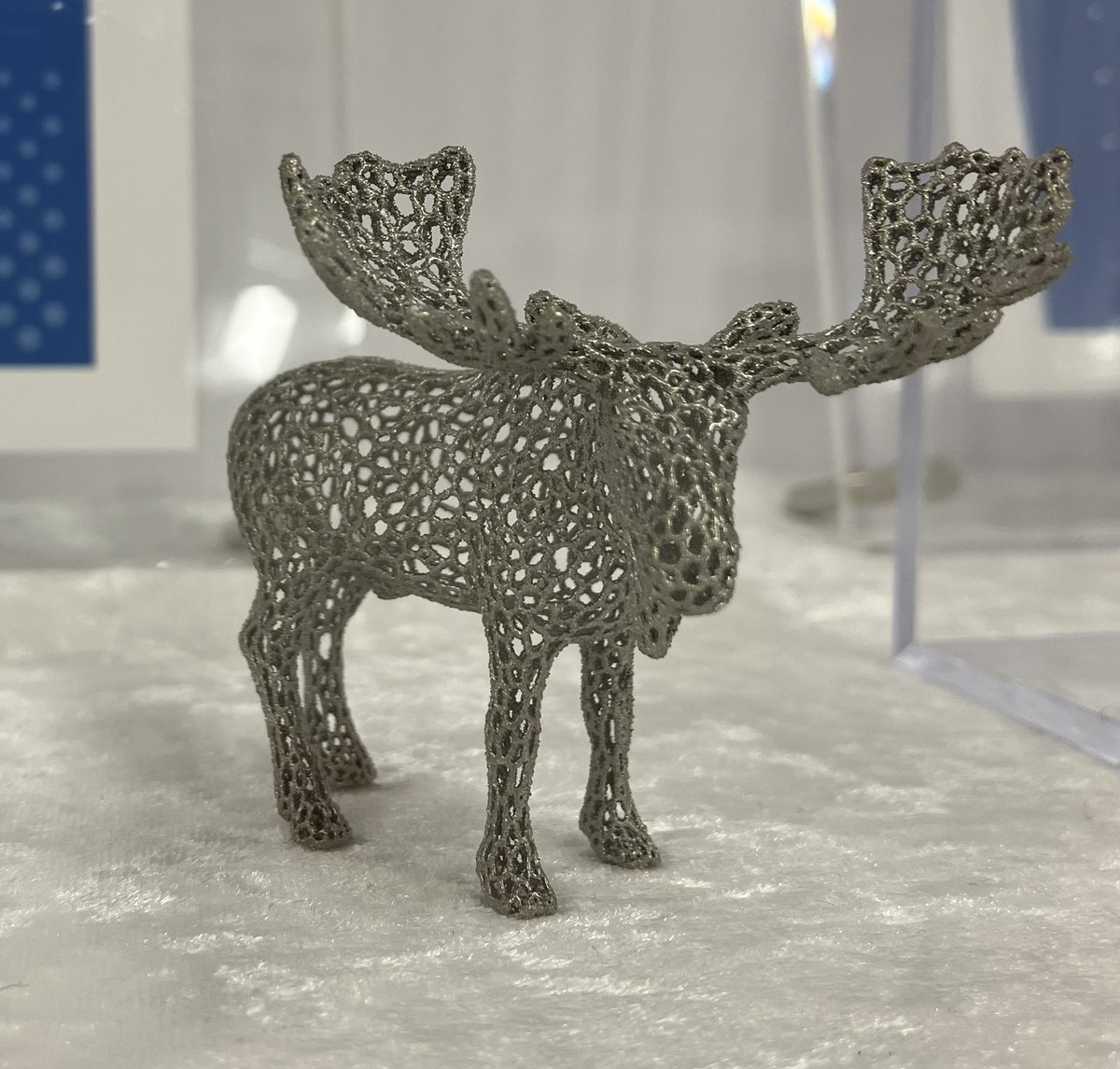 MTStokyoCEC's tweet photo. 電子ビームの造形品🦌✨
#arcam #EBM #3Dプリンター ＃積層造形 #トナカイ ＃金属 https://t.co/ascPzJNYNV