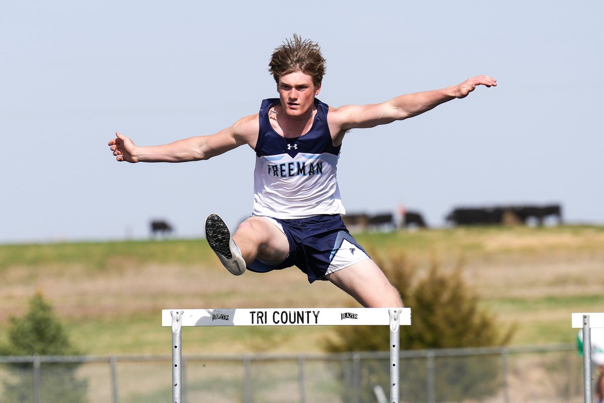 PrepRunningNerd's tweet photo. Nerdka throws down a serious contender for Nerd photo of the year.  The must-have components:

▪️ In-focus shot.
▪️ Athlete's eyes must be open.
▪️ Athlete must be doing athletic things.
▪️ Cows.  There must be cows. https://t.co/H08TX5x9oE