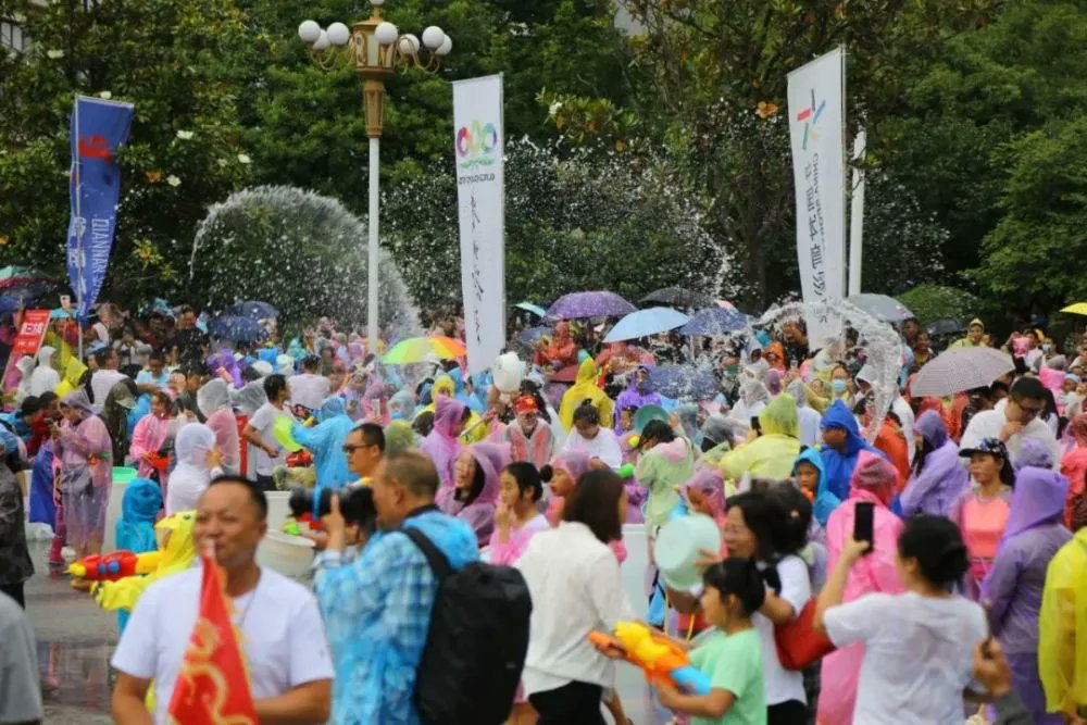 LiveinGuizhou's tweet photo. At #Pingtang County's Water-Dragon Festival, #dragon dancers would go through the streets and spray water at tourists and residents along the way, who would also spray water at one another.🥳🥳

📷 by Sohu News

#Guizhou #China #sports https://t.co/iecVxhy1KL