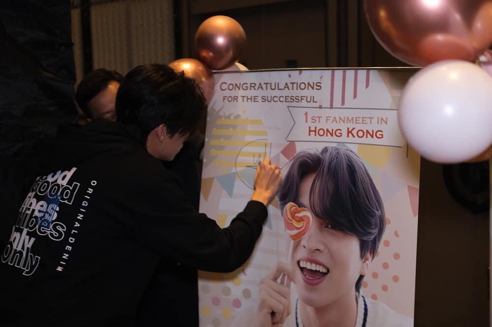 AllNews_th's tweet photo. สนามบินแตก แฟนคลับแห่ต้อนรับ "กลัฟ คณาวุฒิ" เยือนฮ่องกงครั้งแรก

🔗 https://t.co/oobAArmzCm

#GULF1stFMinHongkong 
#GulfKanawut #กลัฟคณาวุฒิ https://t.co/mSgf7VerXE