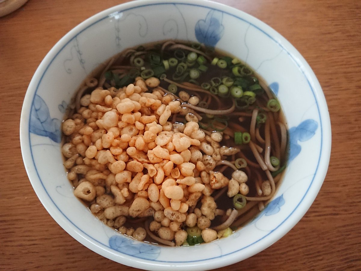 今日のランチ☀️🍴
≪罪深きッチン≫
・罪深きにしん蕎麦

蕎麦大盛り。
京都名物のにしん蕎麦は本来、関西風のあっさりした出汁なんだけど、蕎麦は関東風が美味いと主張する俺が作るとこうなる。
蕎麦大盛りにしたから、にしん先になくなっちゃったので途中から天かす入れてたぬき蕎麦に魔改造。