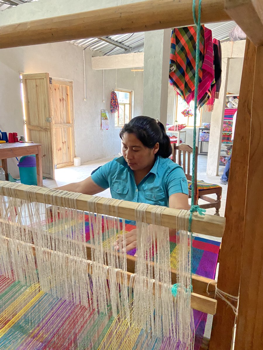 MatheuMaite's tweet photo. Visita a las mujeres  Lucopicopi, alas de mariposa en idioma Lenca, que se sueñan vendiendo sus tejidos en grande pero que tienen tantos obstáculos para legalizar su empresa.  Urge simplificar procesos administrativos para miles de microempresarias con ganas de salir adelante https://t.co/vAKQjFwgkh