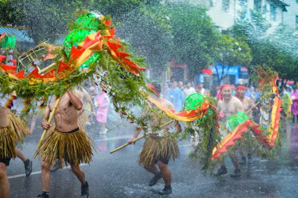 VivirenGuizhou's tweet photo. En el Festival del Dragón Acuático del condado de #Pingtang, los bailarines del #dragón recorren las calles y echan agua a los locales y turistas en el camino, quienes también se echan agua entre sí.👏👏

📷 by Sohu News

#Guizhou #China #deporte https://t.co/d22TkMGRGB