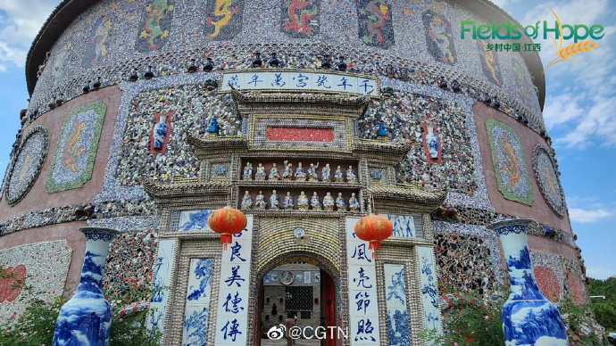 CGTNFrancais's tweet photo. Un village montagneux appelé Xinping, dans la province du Jiangxi, possède plusieurs palais de porcelaine. Ils ont été conçus par Yu Ermei, 93 ans, qui a construit son "palais de porcelaine" à l'âge de 80 ans. #DansLeChamp #FieldsofHope #Jiangxi https://t.co/CpodiywlGj