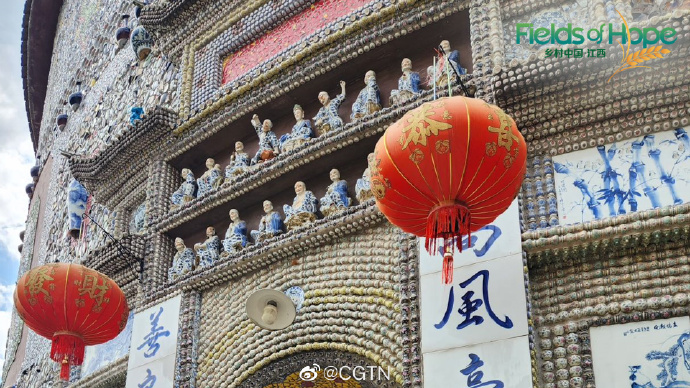 CGTNFrancais's tweet photo. Un village montagneux appelé Xinping, dans la province du Jiangxi, possède plusieurs palais de porcelaine. Ils ont été conçus par Yu Ermei, 93 ans, qui a construit son "palais de porcelaine" à l'âge de 80 ans. #DansLeChamp #FieldsofHope #Jiangxi https://t.co/CpodiywlGj