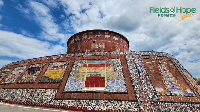 CGTNFrancais's tweet photo. Un village montagneux appelé Xinping, dans la province du Jiangxi, possède plusieurs palais de porcelaine. Ils ont été conçus par Yu Ermei, 93 ans, qui a construit son "palais de porcelaine" à l'âge de 80 ans. #DansLeChamp #FieldsofHope #Jiangxi https://t.co/CpodiywlGj