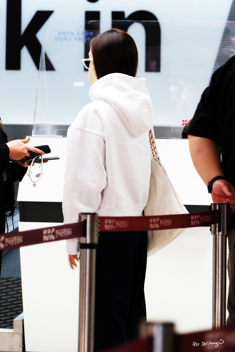 230421 Gimpo Airport (preview?)  She said she will sing 5 songs in Chengdu Music Fest🥹🥹🥹