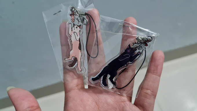 charm kocheng (grade B)stoknya cuma segini bangetssbisa dilihat warnanya agak oranye &amp; printnya agak miss jadi ada garis putih 