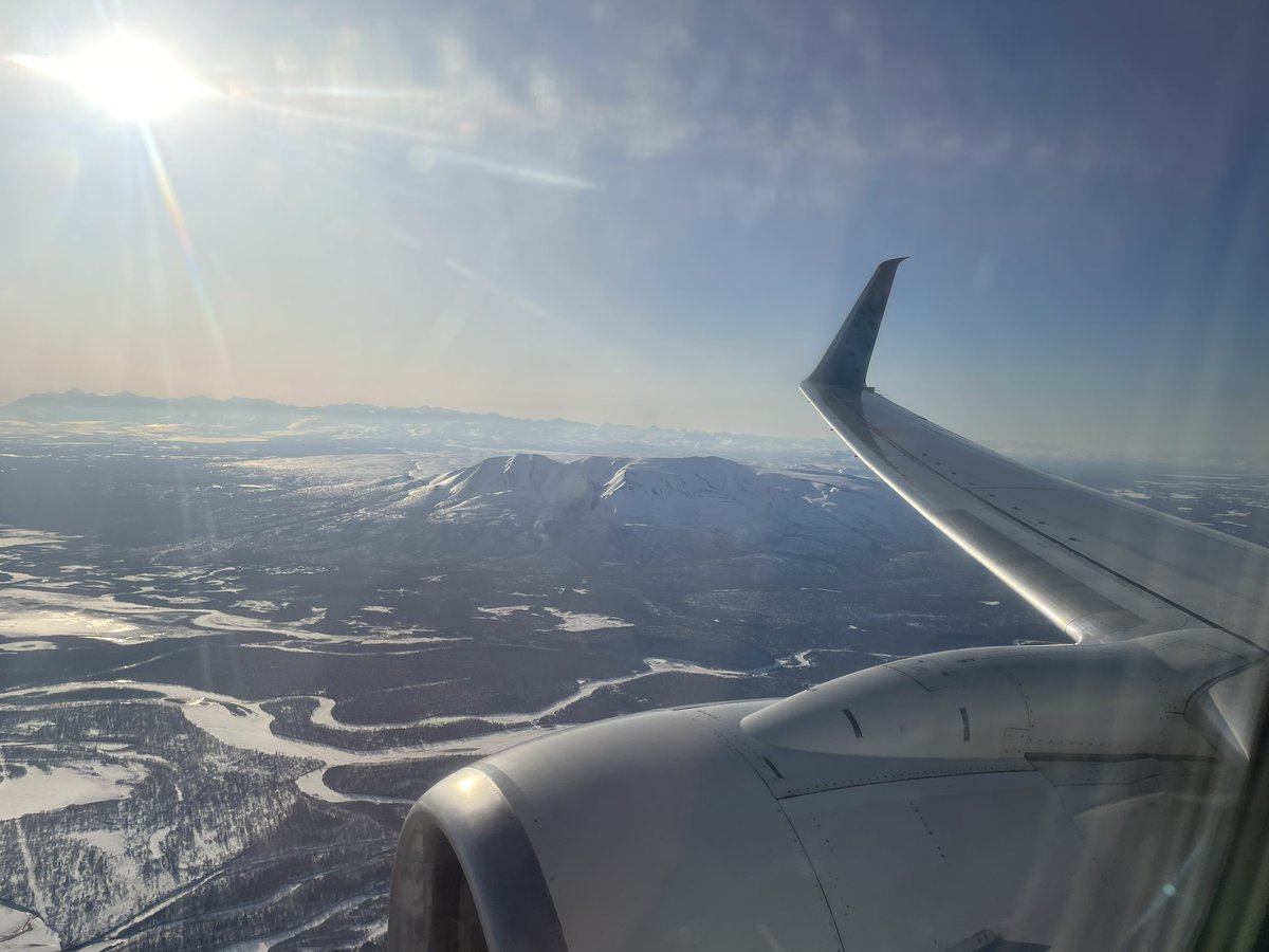 arcticMACK's tweet photo. Wow @AlaskaAir next time warn the PAX when deciding to take such a touristy &amp; non-routine flight path. Most of us fly frequently BRW-ANC and thought we were going to crash multiple times! I even messaged an FAA Inspector. 🤦🏼‍♀️ 💆🏼‍♀️ #iFlyAlaska https://t.co/14L2CyVrk0